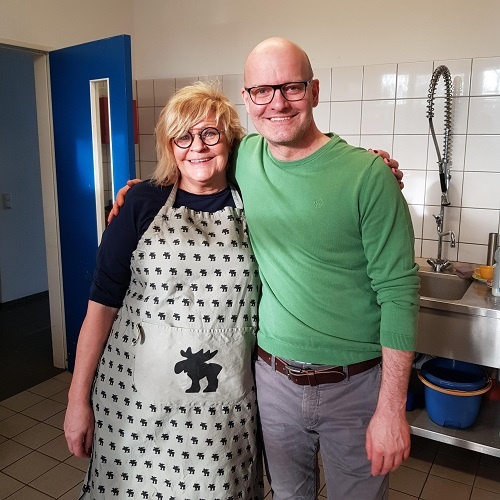 Barbara Besteher und Oliver Mager in der Küche der Pfarrer-Landvogt-Stiftung Arm in Arm