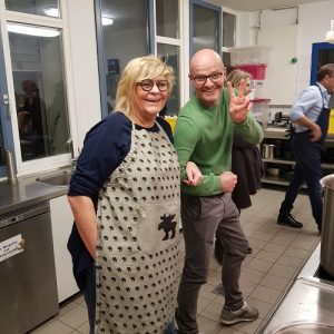 Barbara Besteher und Oliver Mager in der Küche der Pfarrer-Landvogt-Stiftung