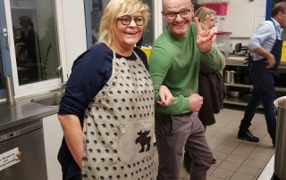 Barbara Besteher und Oliver Mager in der Küche der Pfarrer-Landvogt-Stiftung