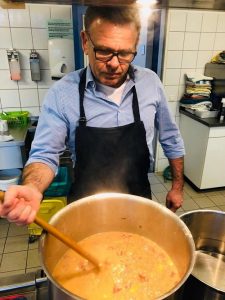 Jörg Wilwerth rührt die Suppe für die Obdachlosen