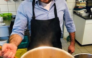 Jörg Wilwerth rührt die Suppe für die Obdachlosen