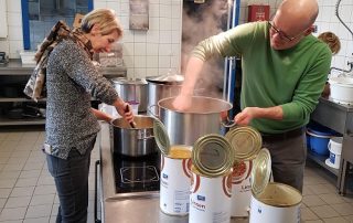 Anke Vogt und Oliver Mager in der Küche beim Rühren